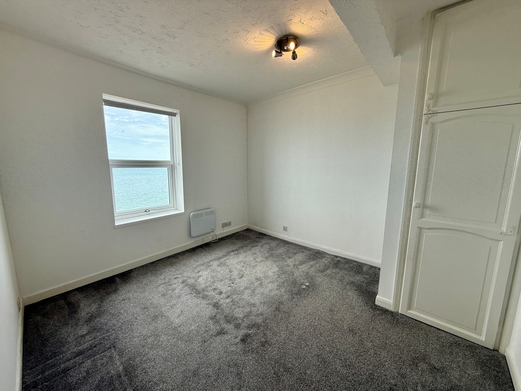 Lot: 58 - TWO-BEDROOM FLAT WITH VIEWS AND SHARE OF FREEHOLD - Bedroom one